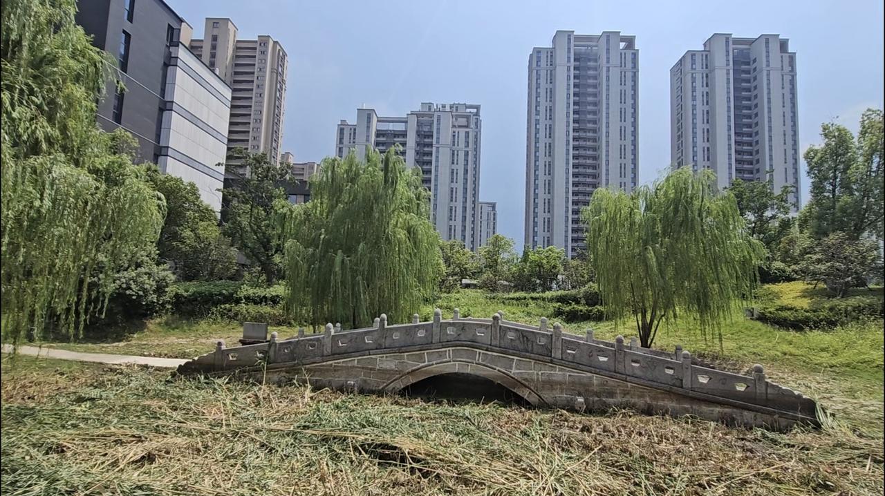寒桥

令人惊奇的是，据说在40多度的高温下，伸手触摸冰凉桥栏刹那能冷到起鸡皮疙