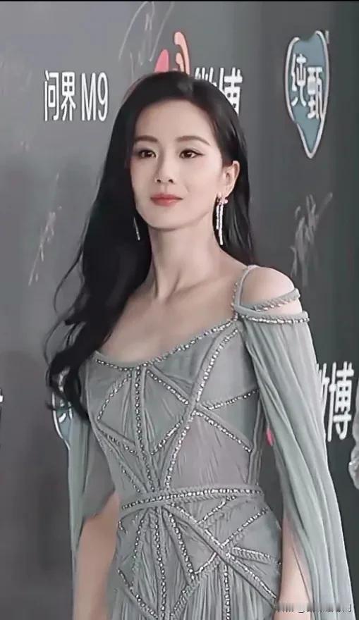 看了刘诗诗，才知道有些美不用袒胸露乳，仪态真的很重要#刘诗诗美吗# #刘诗诗仙女