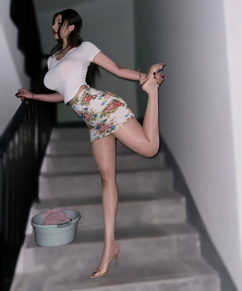 早呀，起来动一动啦🏃。楼道其实挺适合锻炼的——就是空气不太好，有点可...
