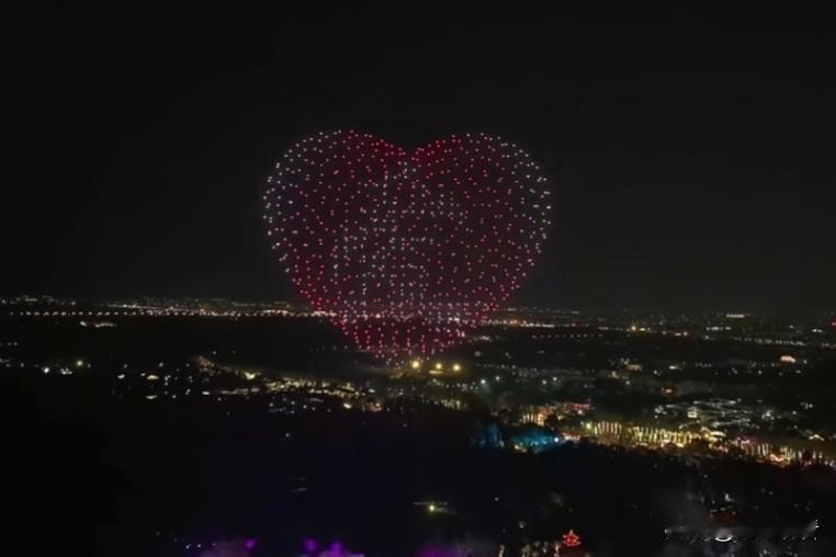 正月初五，下高铁抬头就能看！光影盛宴陪您一起“接财神”🧧
 
扬州生态科技新城