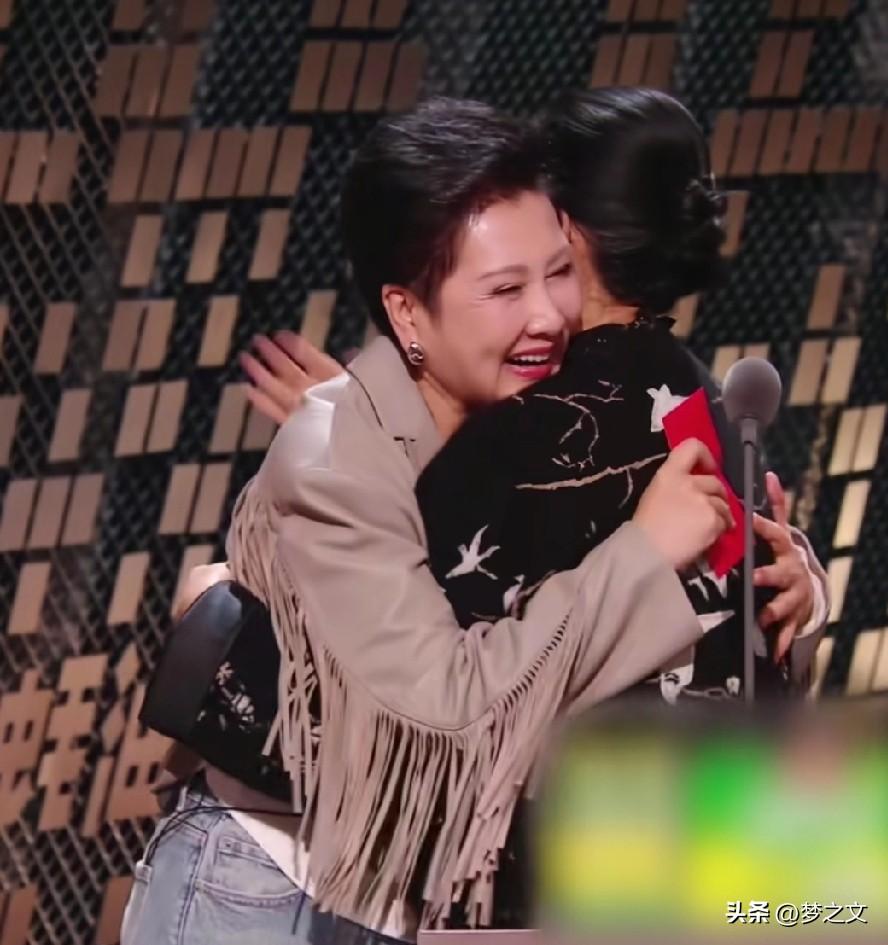 真是没想到倪萍才大张凯丽三岁，说实话第一的感觉确实不止三岁，可能张凯丽比较爱打扮