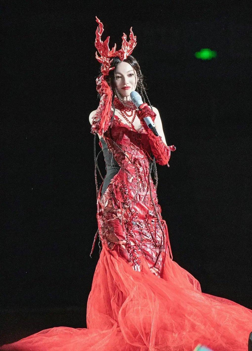张韶涵的造型师，游戏皮肤一样的，我愿意充钱买[哈哈]主要是张韶涵这张脸很牛掰[舔