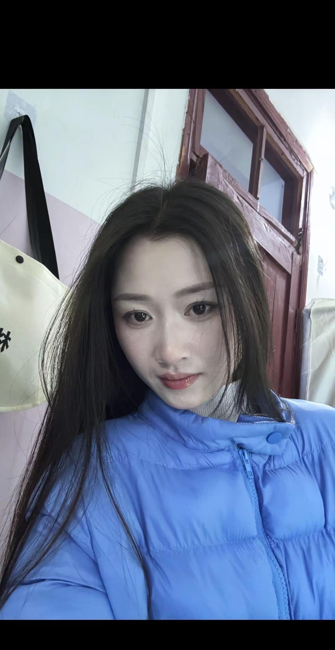 小小的圈子，淡淡的生活，年纪到了已经没兴趣争辩什么。现在的态度，更多的是想躲，躲