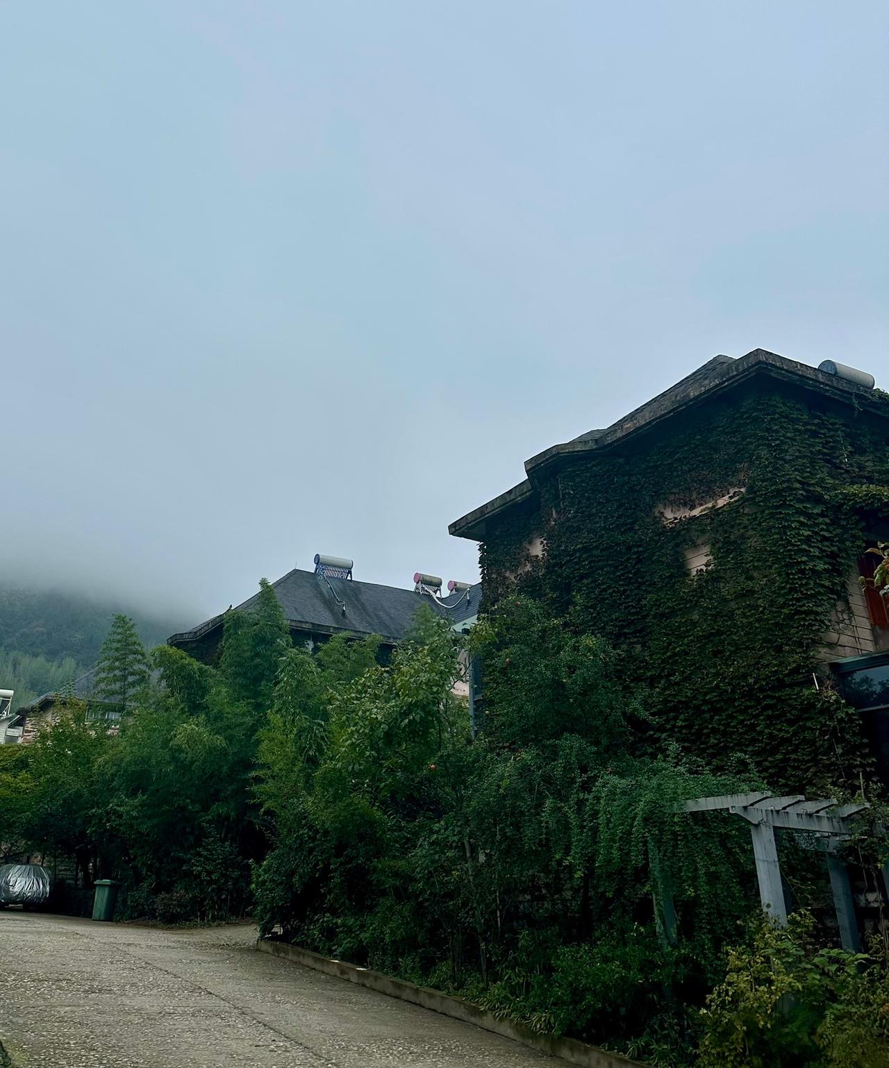 如果把工作仅仅当作赚钱，生活的意义荡然无存，更谈不上乐趣。
每个月一万多元的工资