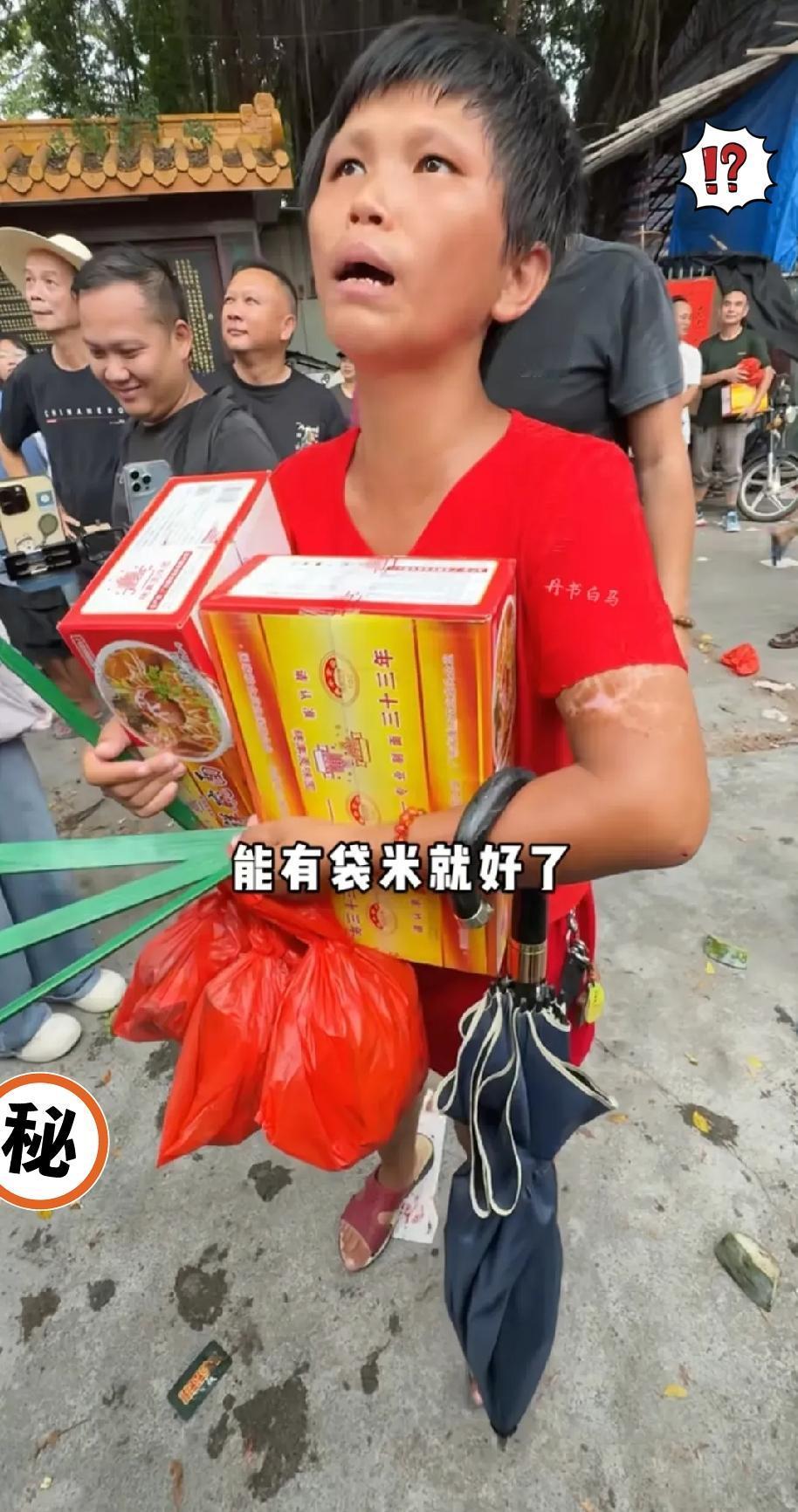 潮汕施孤现场刷屏的那位红衣女子，让我第一次觉得，有些老传统不是迷信，是真的在替活