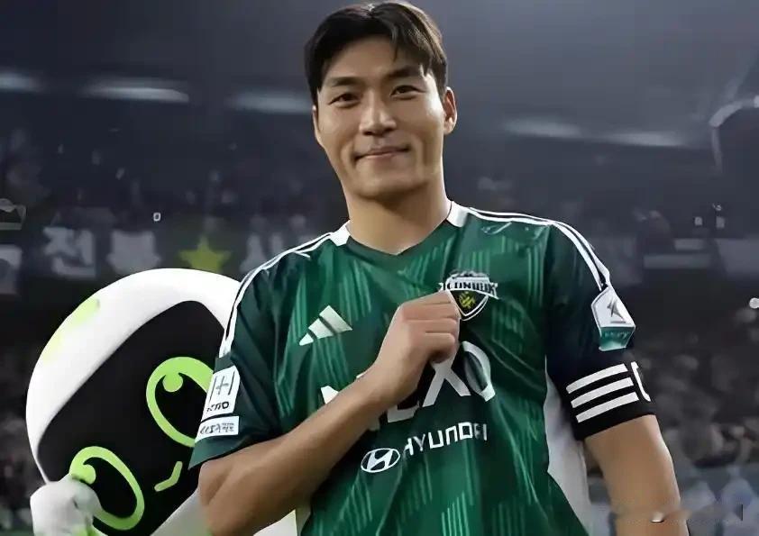 今天韩国2-1捷克这场，有2个效力过中超的球员上过场：
 
1. 金玟哉（后卫）