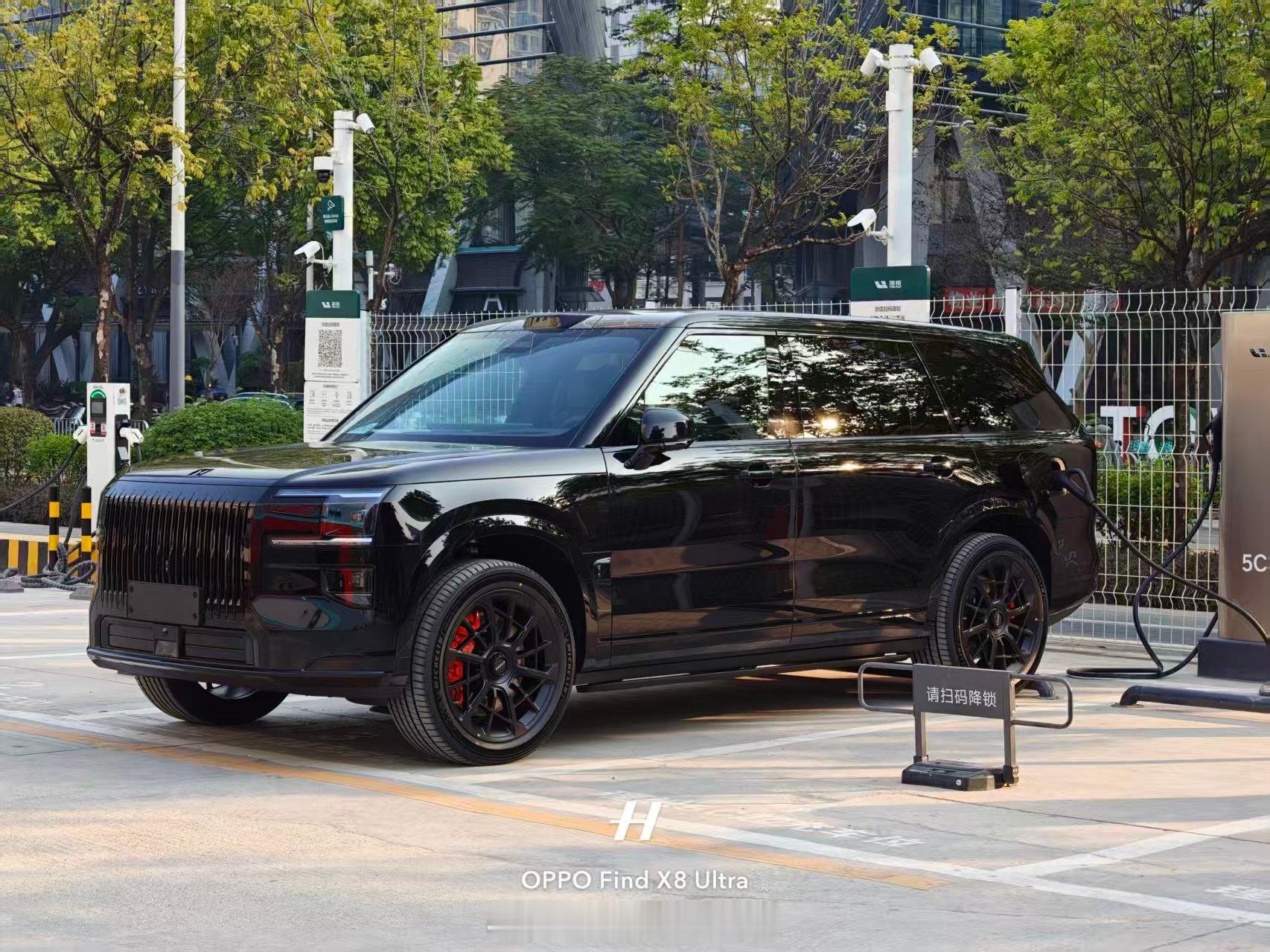 理想车友新提的“杭州湾库里南Hyper版”在理想超充站 充电，看起来还是很有气势