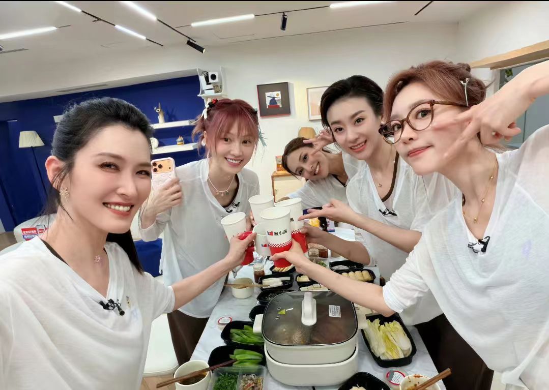 张月又为队友安排上火锅  张月又为队友准备火锅 张月责任感满满，即便小考不理想，