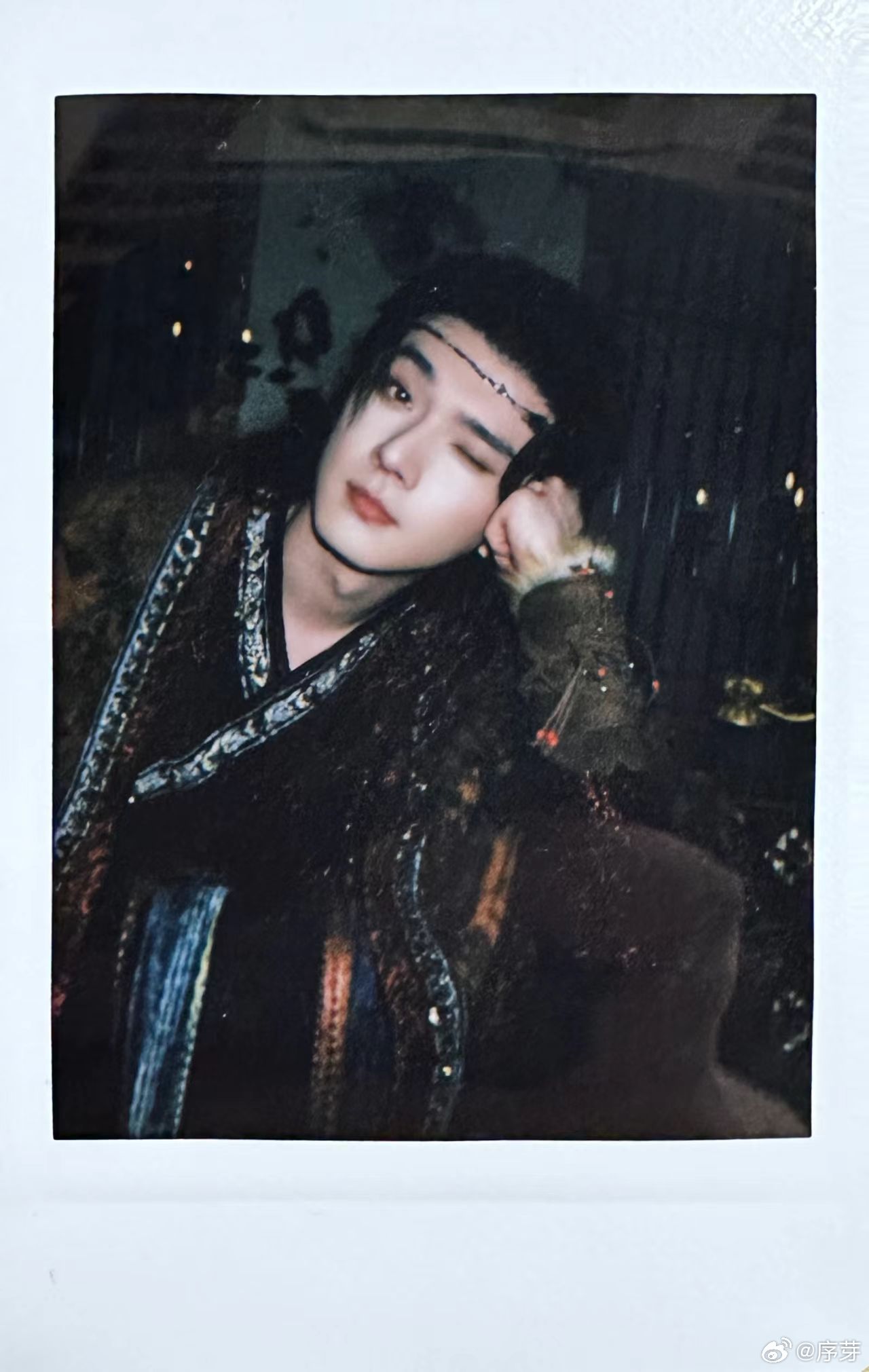 张宸逍晋江苗疆少年有脸了 张宸逍在《御赐小仵作2》中以苗疆少年形象惊艳亮相，他的