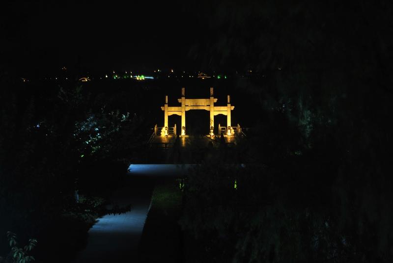 钓台题壁
郁达夫
非关樽畔惜吾身，
佯作疏狂恐弄真。
曾以酩酊笞俊马，
惟忧情重