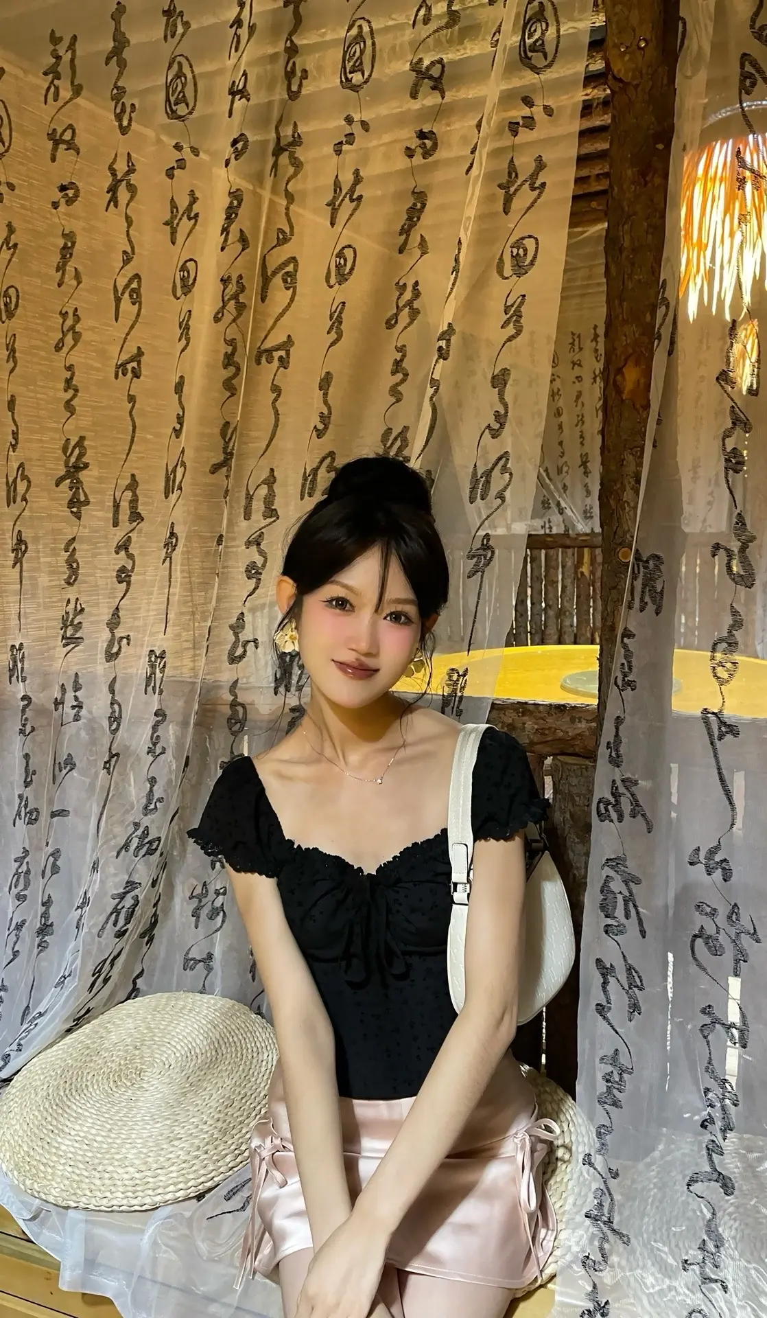 初见漫慢步西桥下 她轻摘一朵桃花