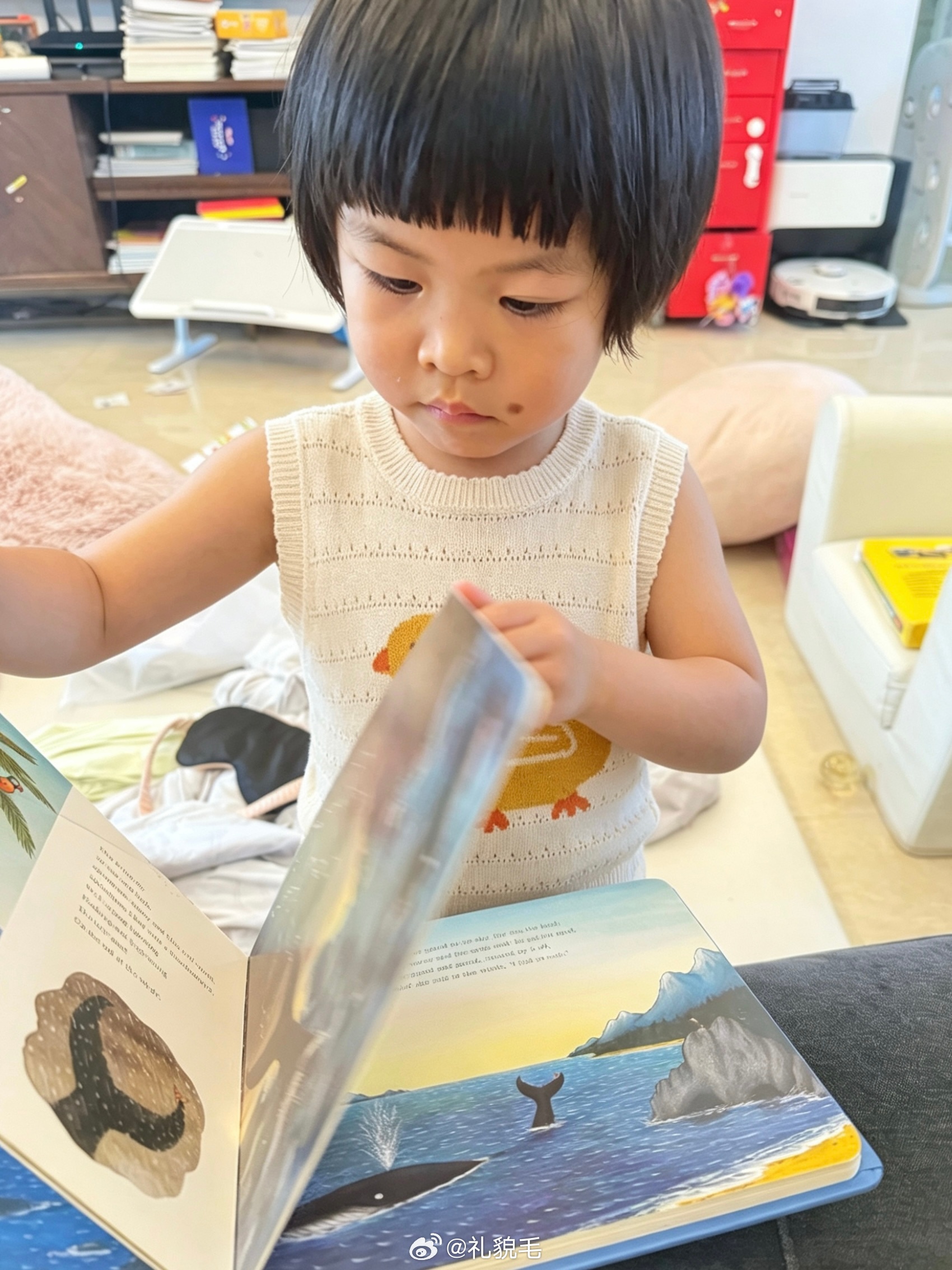 手不释卷卷虽然反了，但完全不影响孩子阅读看完一本我问她真是什么故事？她说snai
