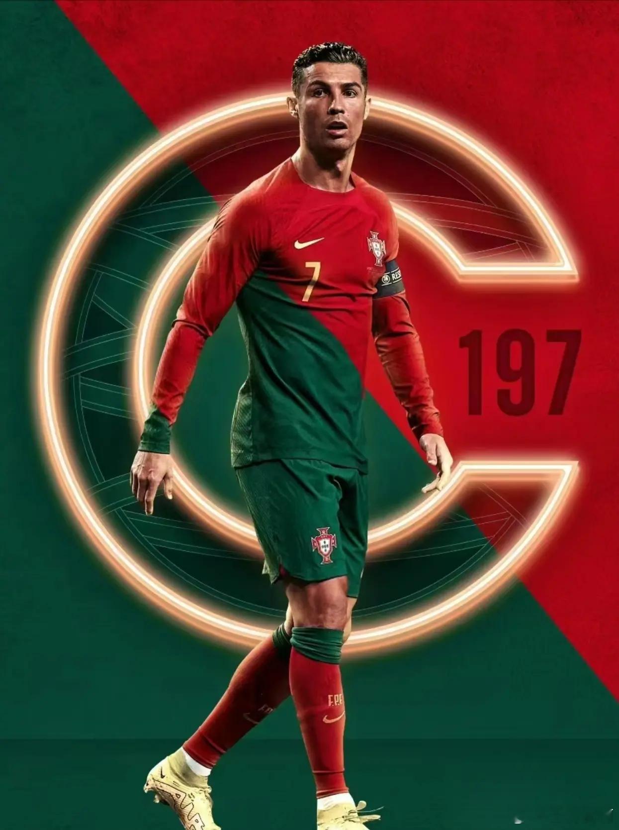 48岁大哥复刻C罗神级名场面48岁大哥在球场上复刻C罗大四喜名场面，瞬间点燃无数