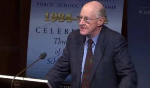 美国专家严厉发问：“究竟要用什么办法，才能击败中国？”而哈佛大学教授查普曼的答案