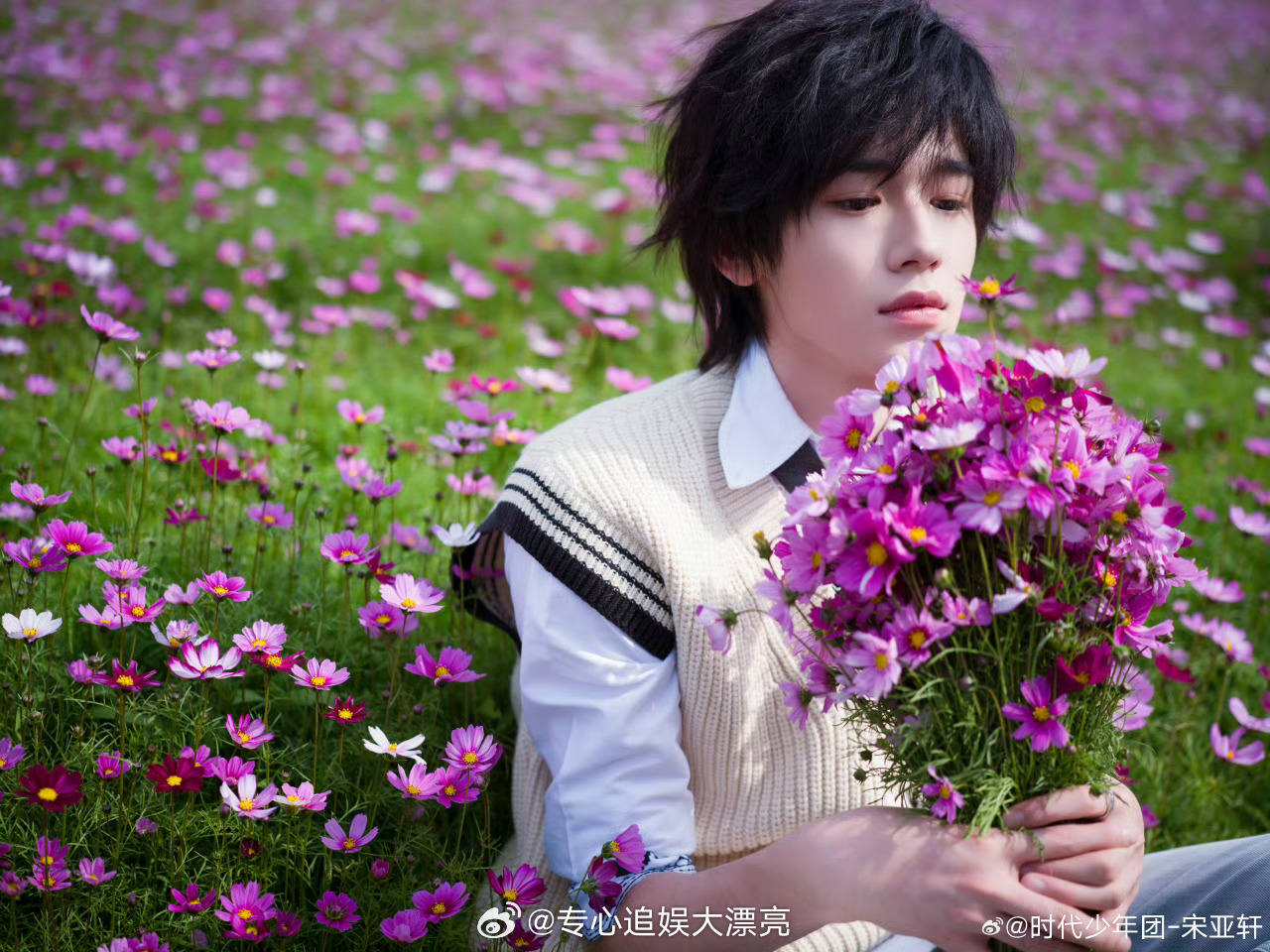 宋亚轩 春天是ta最爱的季节 海胆头复刻少年与花，22岁的风，吹回了16岁的花海