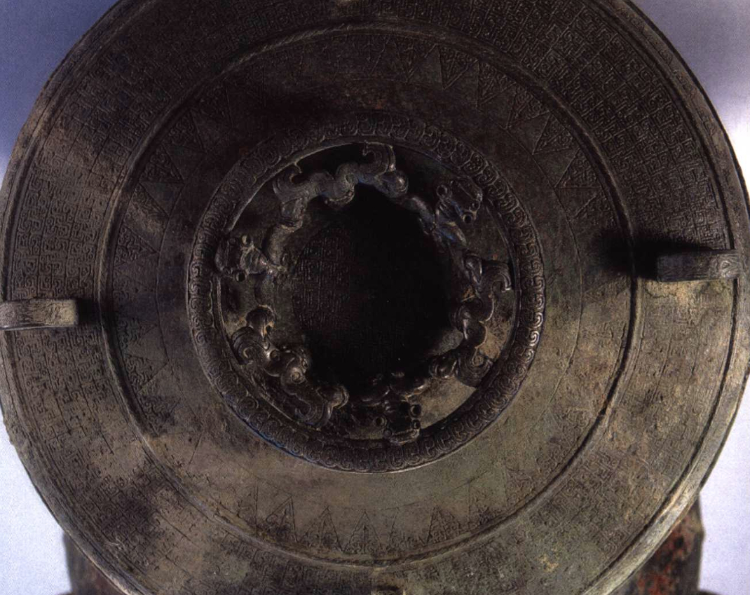 1923年新郑李家楼郑公大墓出土的春秋中期 蟠螭纹盖鼎 