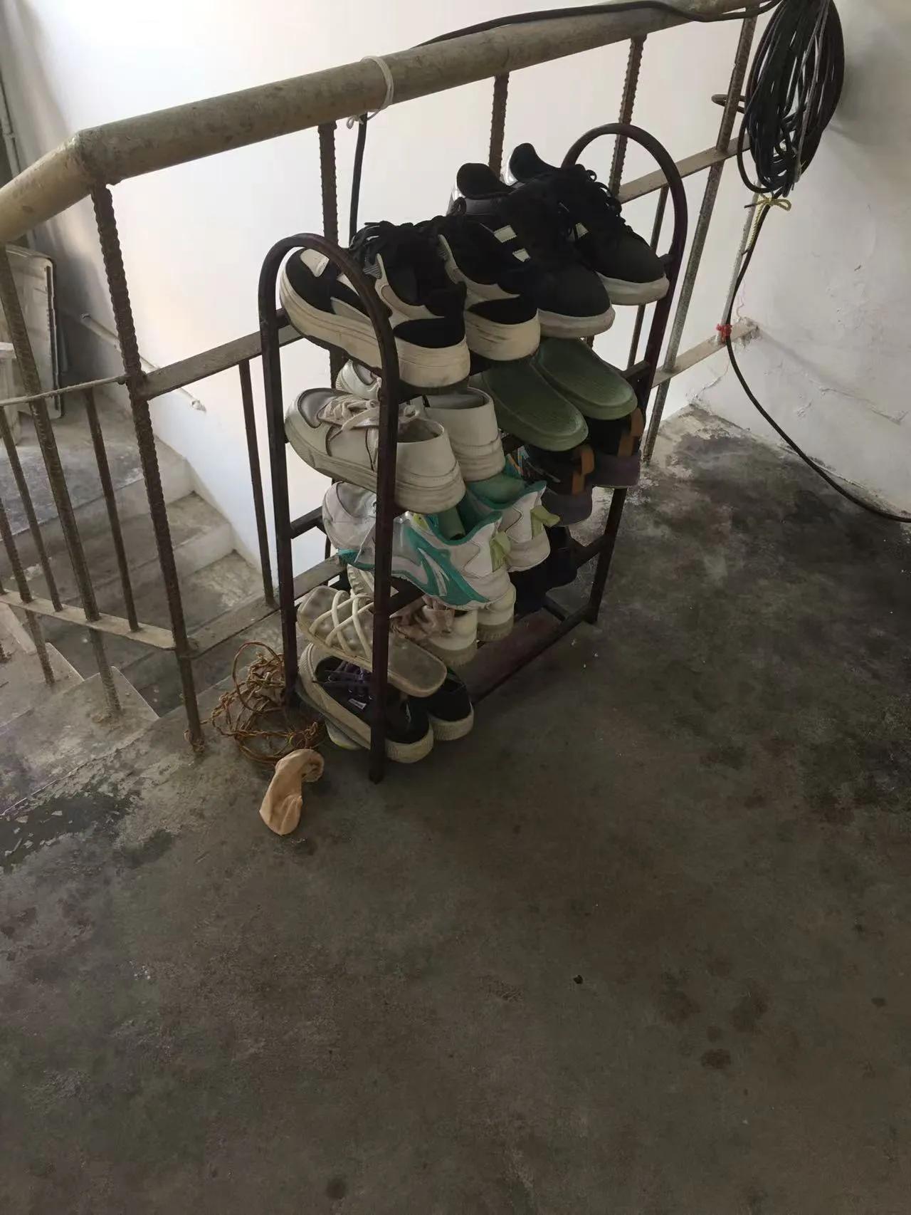 今天去我小姑家还没到家就闻一股子臭鞋味，到家门口发现小姑对门的又把鞋架拿出来了！
