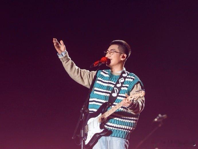 当我用金志文的歌打开春节 有人靠转发锦鲤求好运，有人靠循环金志文的歌。从《左眼皮