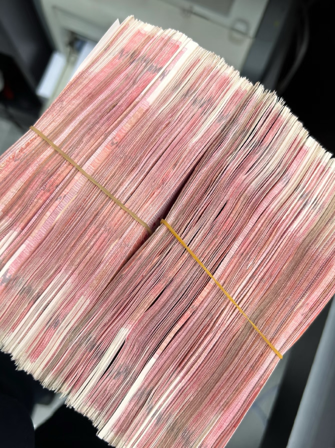 突然意识到1万块这么有质感现在都是用微信用支付宝很少看到现金了😂感觉已经好久没