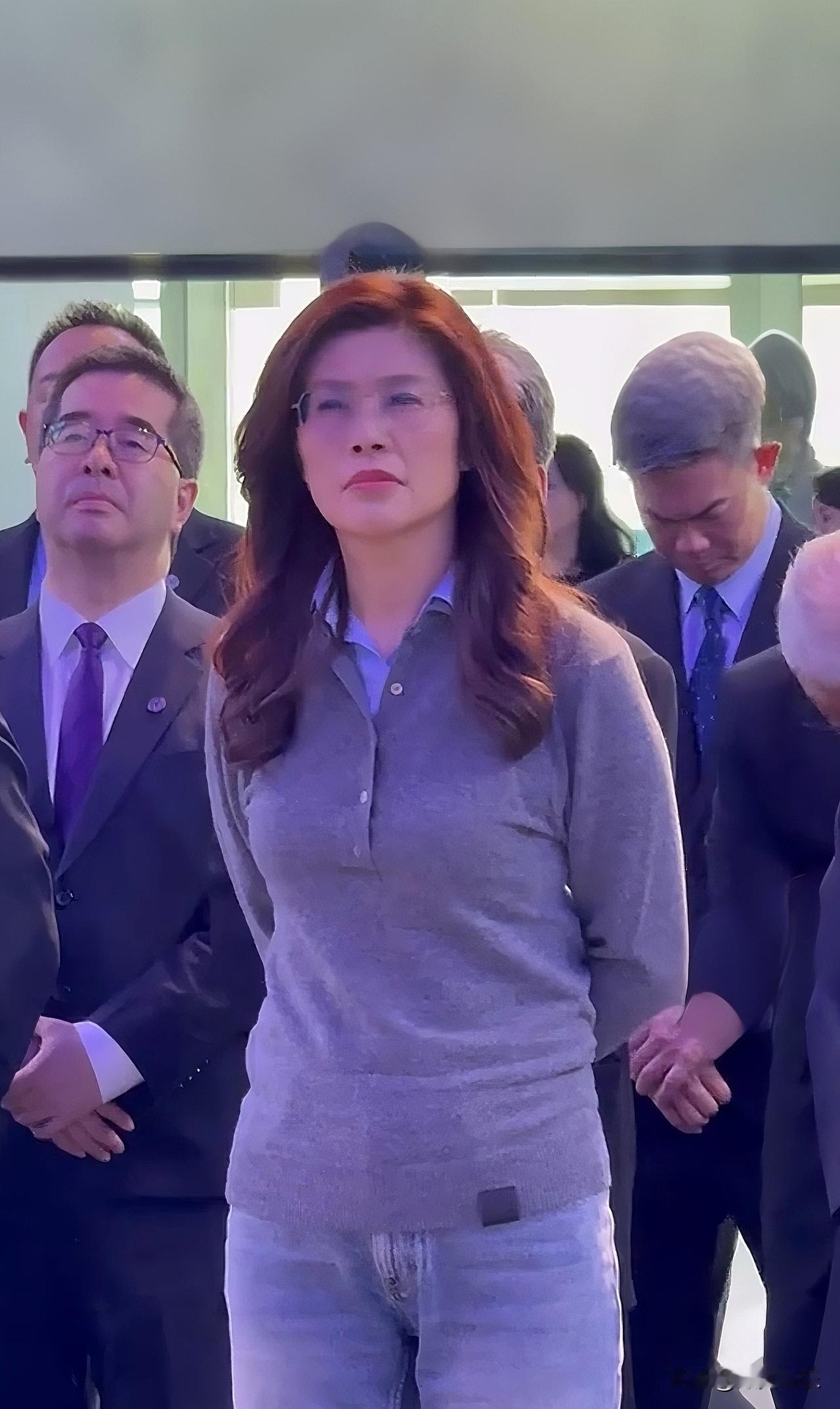 牛仔装暗藏玄机，背后有“深意”，大陆行“作秀”的质疑瞬间瓦解了。

      