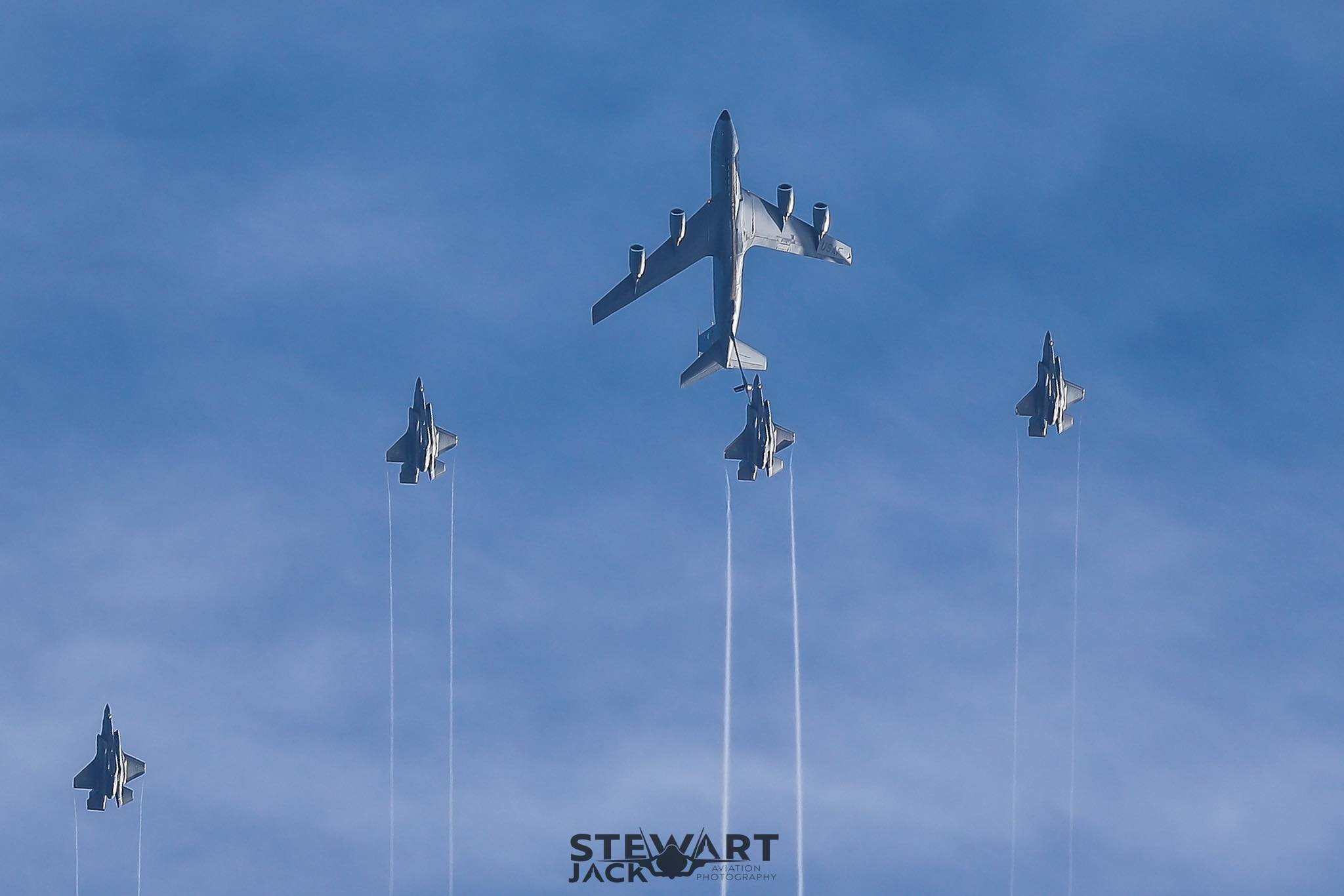 据说昨天在英国皇家空军莱肯希思基地聚集了多达35架美军军机，甚至同一天能看到HL