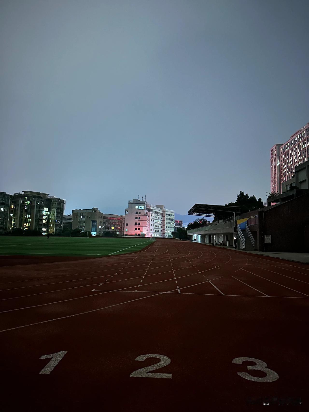 两个晚上都是趁着雨后慢悠悠地跑，汗水却一点没见少，跑完已经湿透了，停下来便不停滴