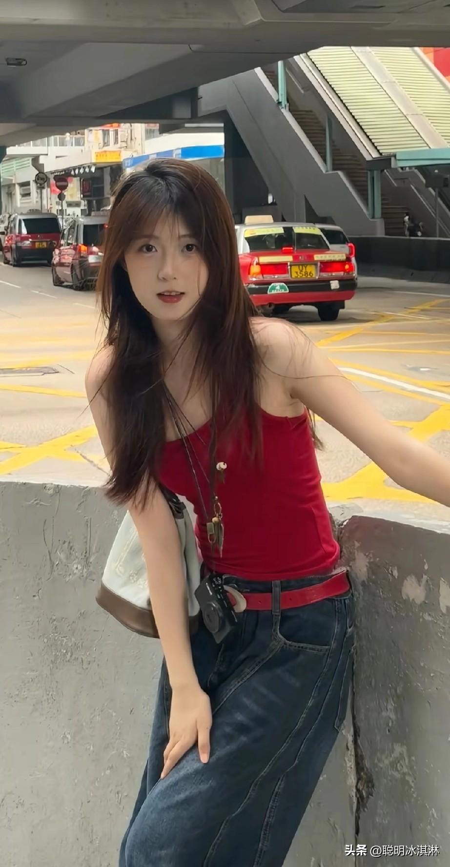 都市街拍，红衣少女，时尚穿搭，车流穿梭