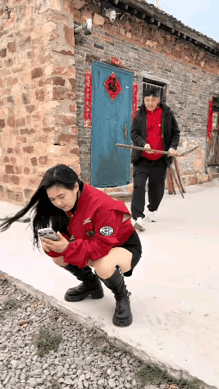 报应来的太及时了，又坏又蠢，搬起石头砸自己的脚！

男子见女子蹲在那看手机。于是