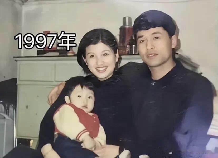 这是90年代在深圳工厂上班的一个美女一家三口的合影颜值比对，年轻的时候她好漂亮，
