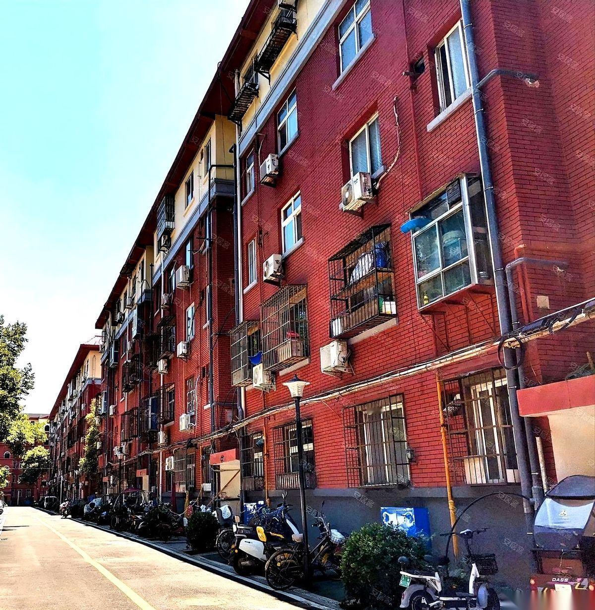 昨晚盯着窗外26层的夜景，突然一阵背脊发凉。
我和闺女当场拍板：卖房！这光鲜亮丽