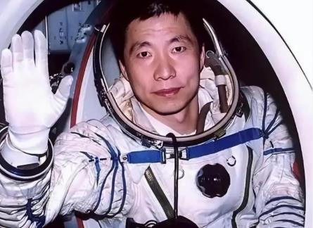 杨利伟为什么后来再也没有登天？其实，他能够活着回到地球就已经是万幸，在他攀登太空
