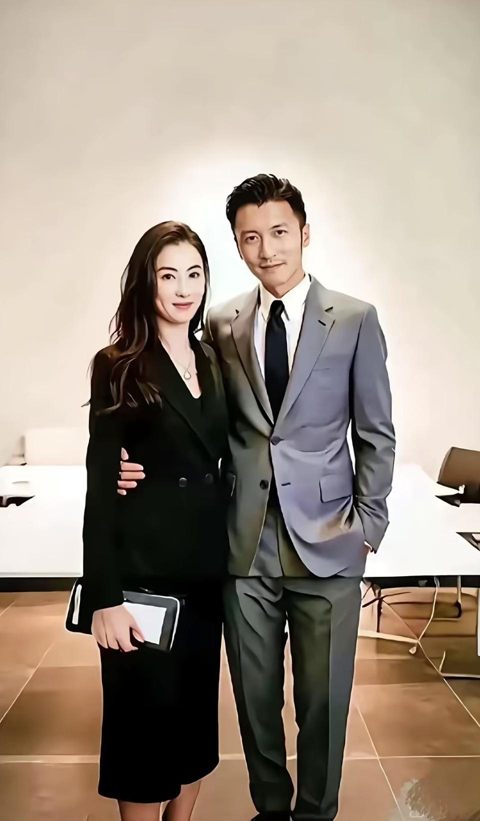 这张图里的谢霆锋和张柏芝根本没有复婚，甚至这张合影本身都是AI合成的哦~
🔍 