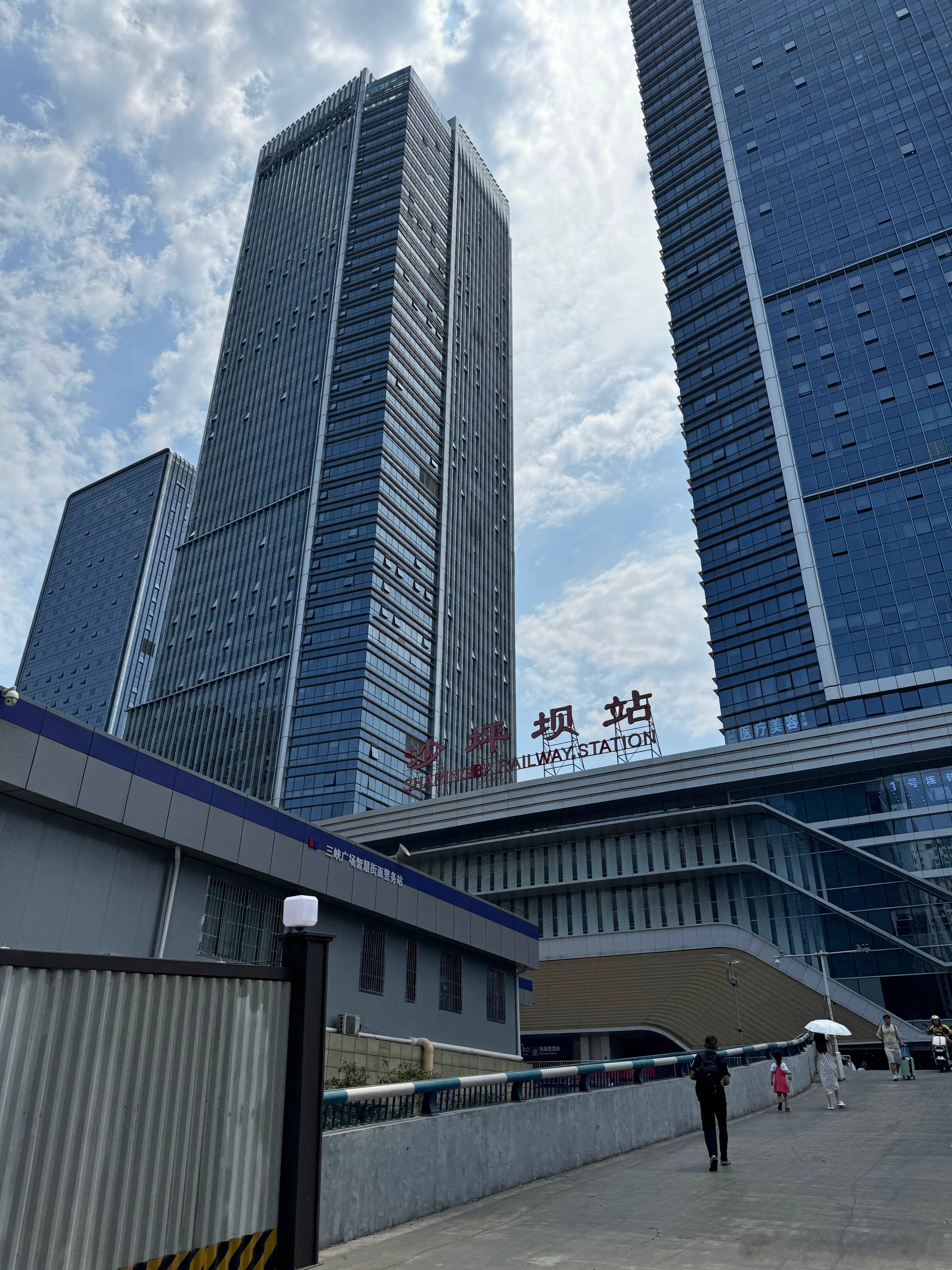 从重庆滚蛋 准备去成都搬砖了 今天晚上先去看看极越的发布会～  ​​​