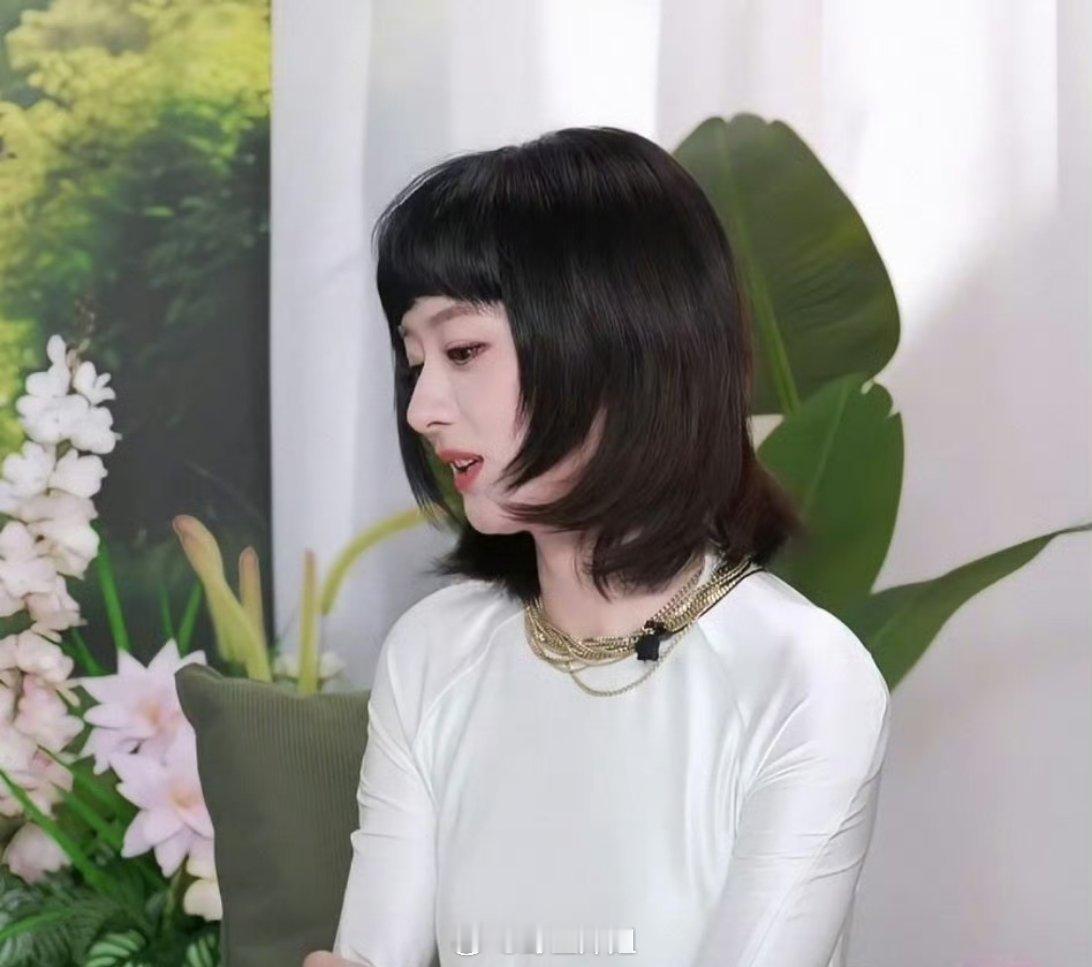 一起来看看赵丽颖今日份的直播截图，剪了一头短发齐刘海公主切的发型，跟以前不太一样