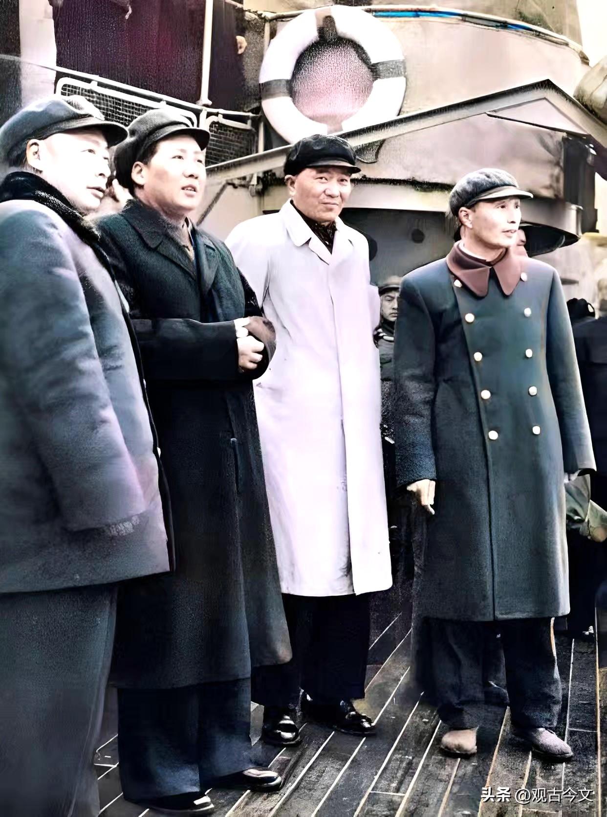 历史时光
这是1953年毛主席视察南昌舰。他身边的三人身份都不一般。三人中一位是
