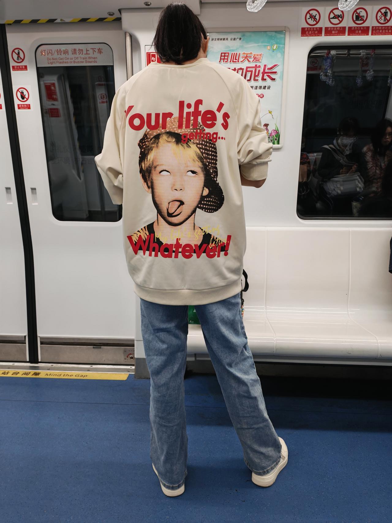 走在街上，真的会被一些美女的穿搭惊到，她们是真敢穿！上次我去商场，有个美女穿了件