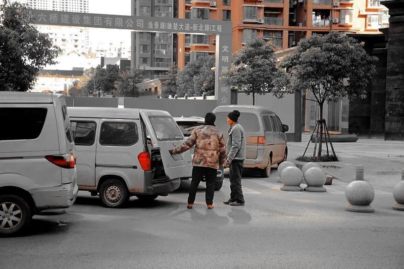 “你不优秀，靠谁都没用”，这话太对了。有个熟人，使劲和成功人士结交，请客吃饭、评