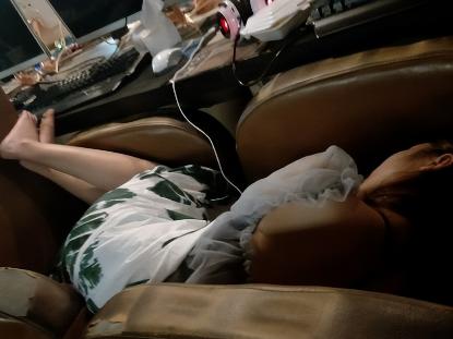 “胆子也太大了！ ”浙江宁波，男子在网吧看到一名漂亮的醉酒女子在睡觉，忍不住推了