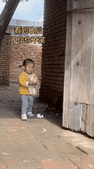 小女孩拿个大包子吃，包子很生气，心想小小年纪竟然这么能吃，我让你吃，包子气的肺都