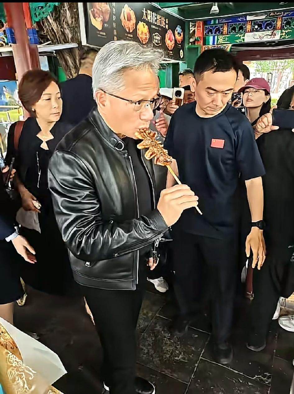 英伟达老板黄仁勋没有随访问团的“空军一号”专机回美国，而是选择了在北京来一场接地