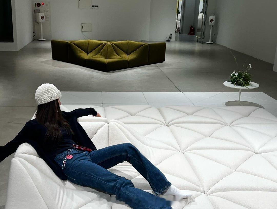 Krystal郑秀晶ins近照，散发着松弛自然的美～ ​​​