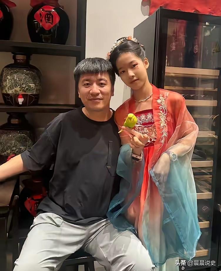 张雪峰放不下11岁女儿：取名藏满深情，铁汉软肋最动人
 
张雪峰走了，他最大的放