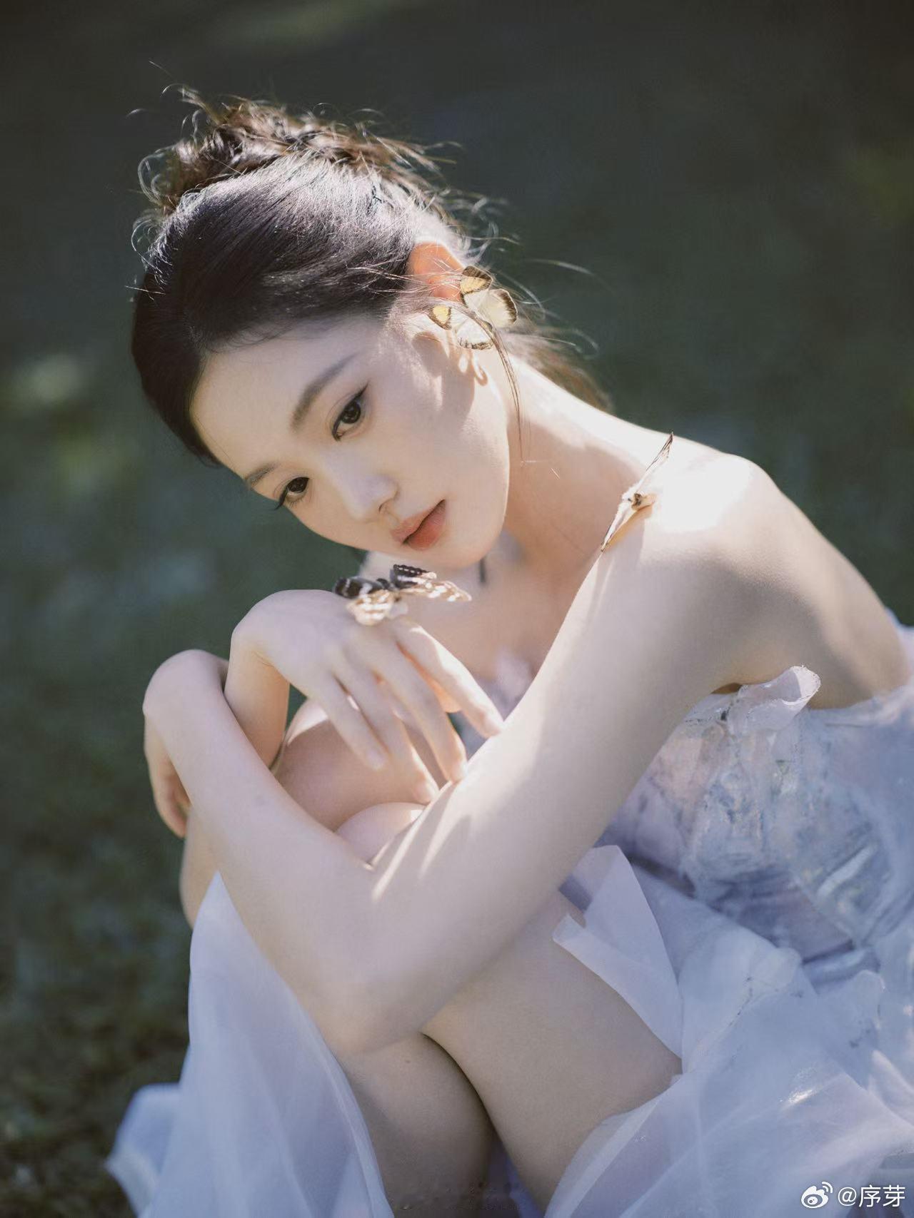 内娱校园剧女主有新脸了 谁能拒绝《陷入我们的热恋》里的蔡莹莹啊？孙千的笑容简直是