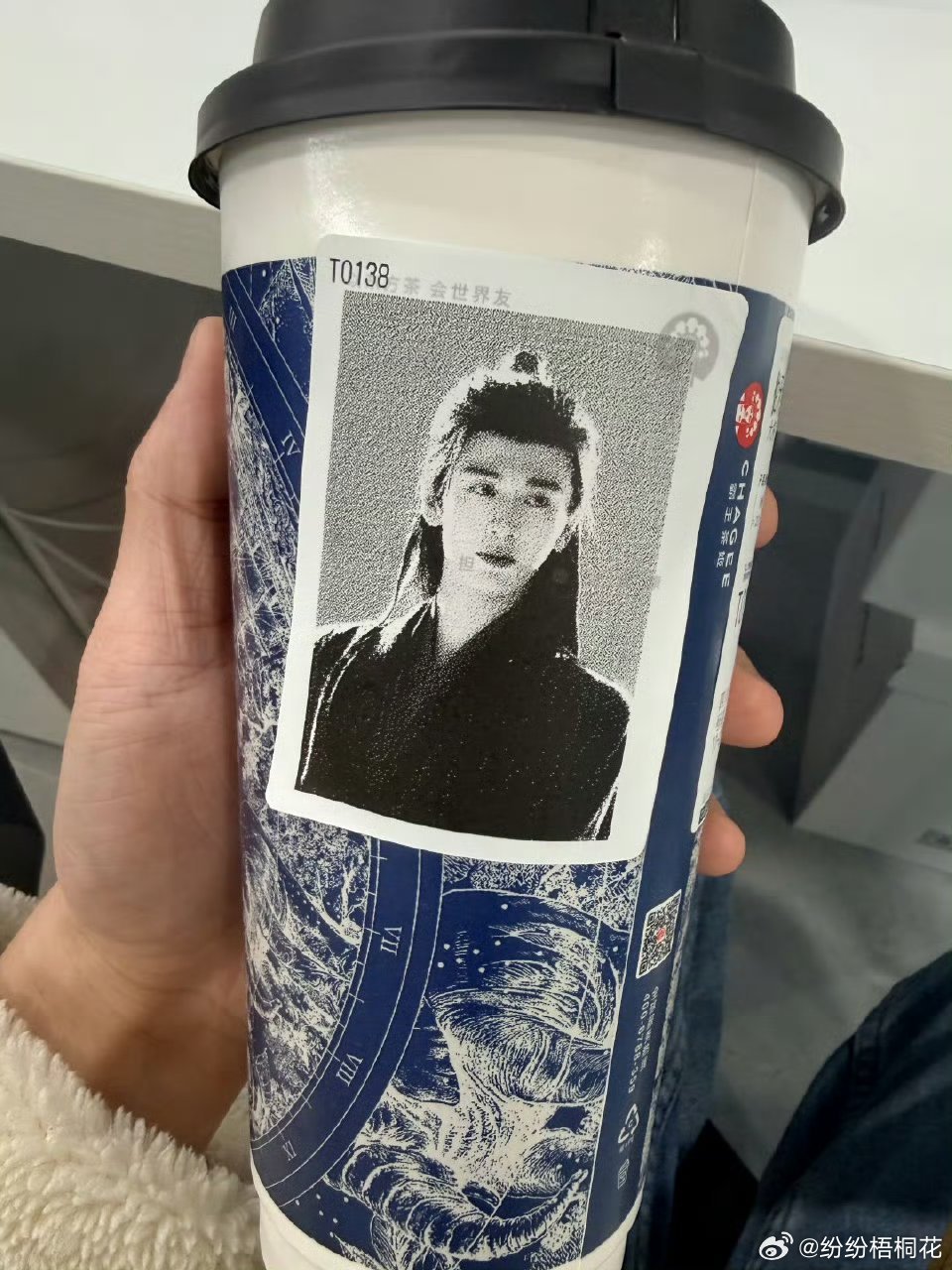 霸王茶姬 张凌赫杯贴这波霸王茶姬赢麻了，张凌赫杯贴一张难求，联名是谁发明的真厉害