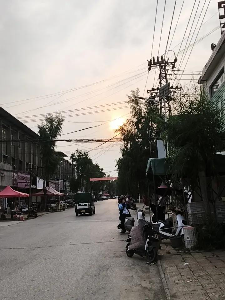 夕阳西下，映着小镇一派祥和、安逸