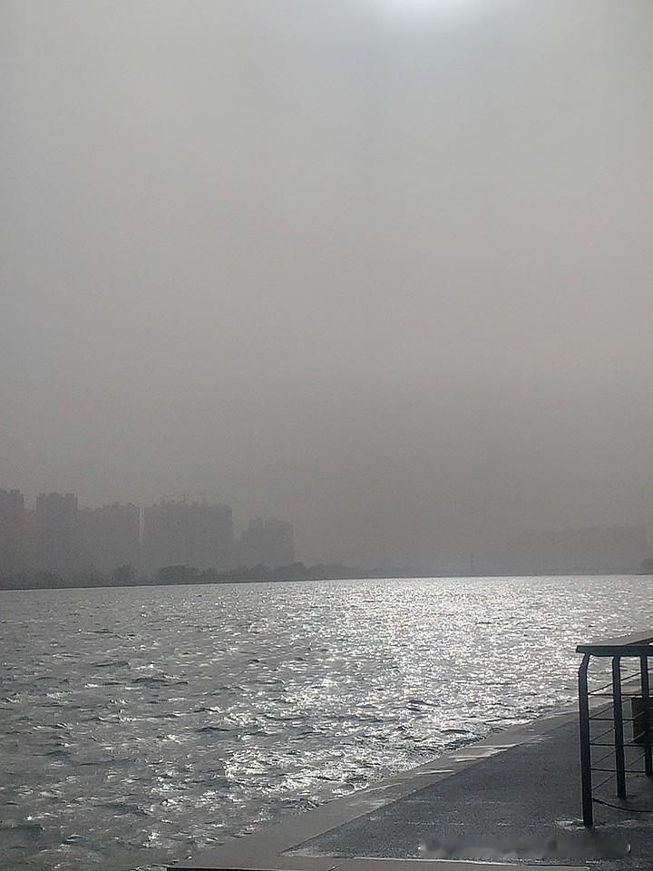 唉，我已经习惯了！
灰蒙蒙的，大年初六就这样，咸阳！
这空气质量，有点低啊，看不