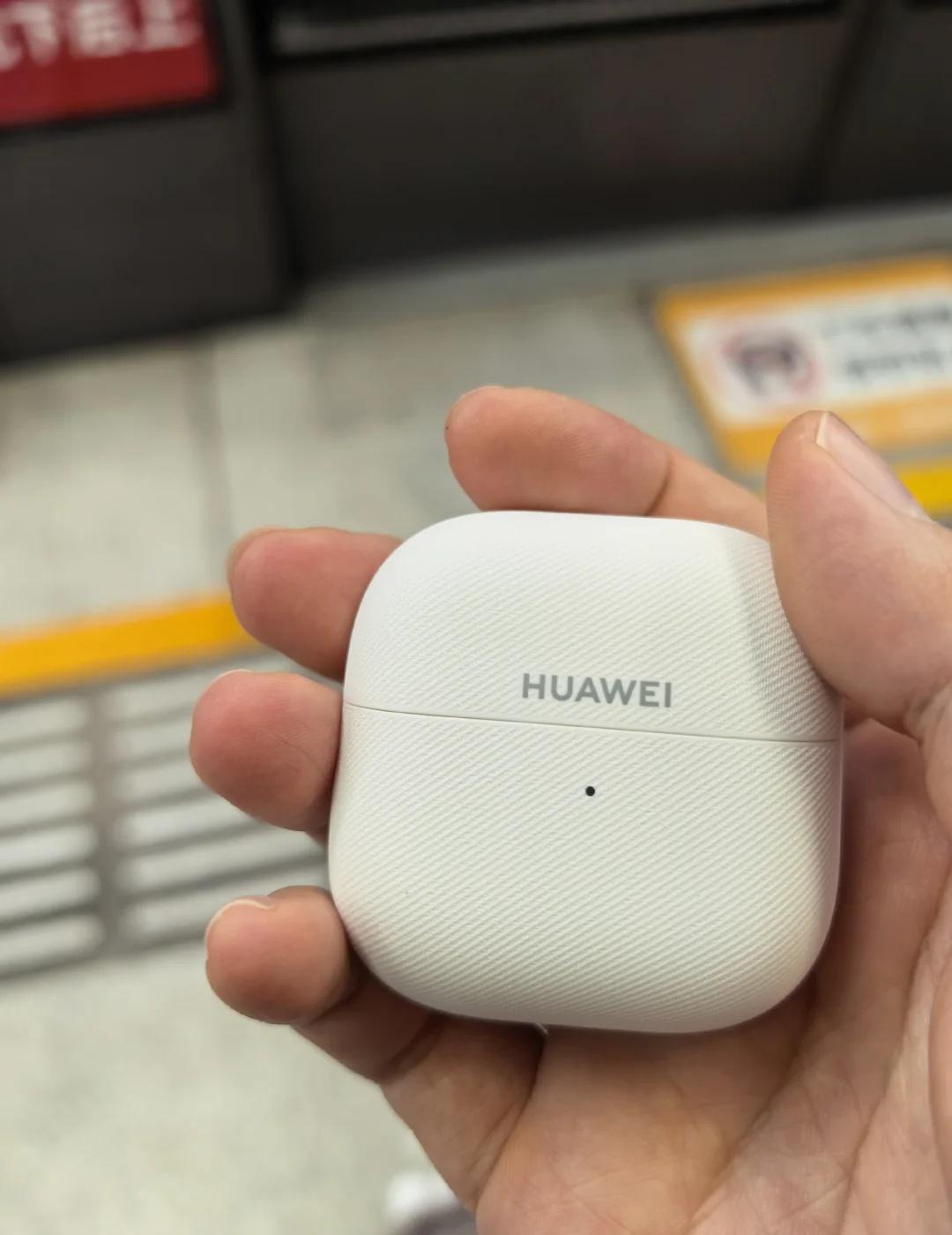 耳机回家！
昨晚看完汪苏泷演唱会坐大巴回天津，下车的时候并没有发现耳机落在了座位