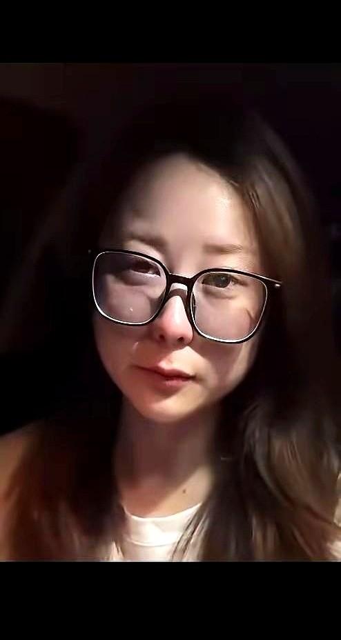 你知道压垮一个31岁都市精致女白领的最后一根稻草是什么吗？
不是突然被裁员，也不