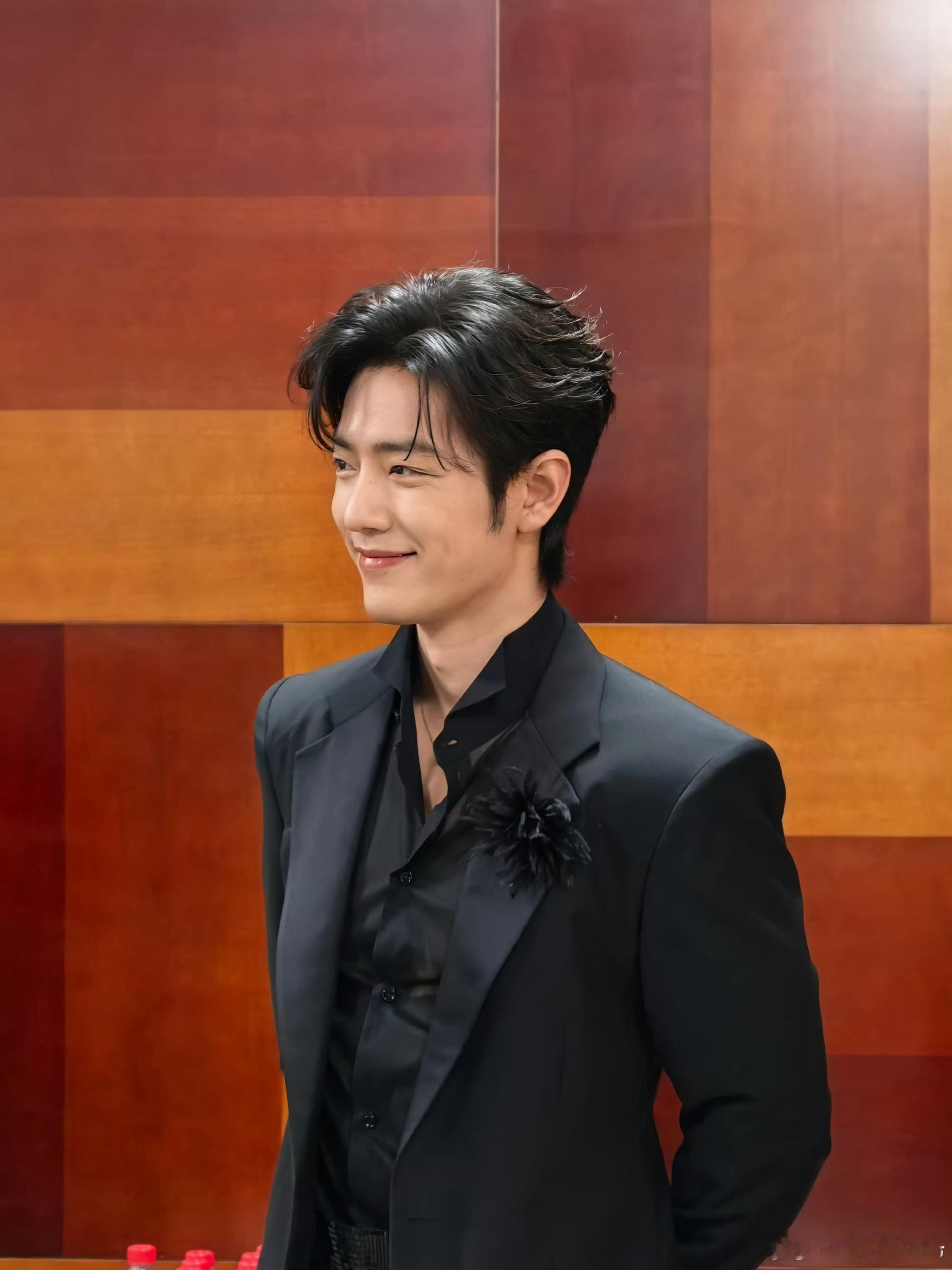 人逢喜事精神爽啊，路人拍的肖战原相机直出生图