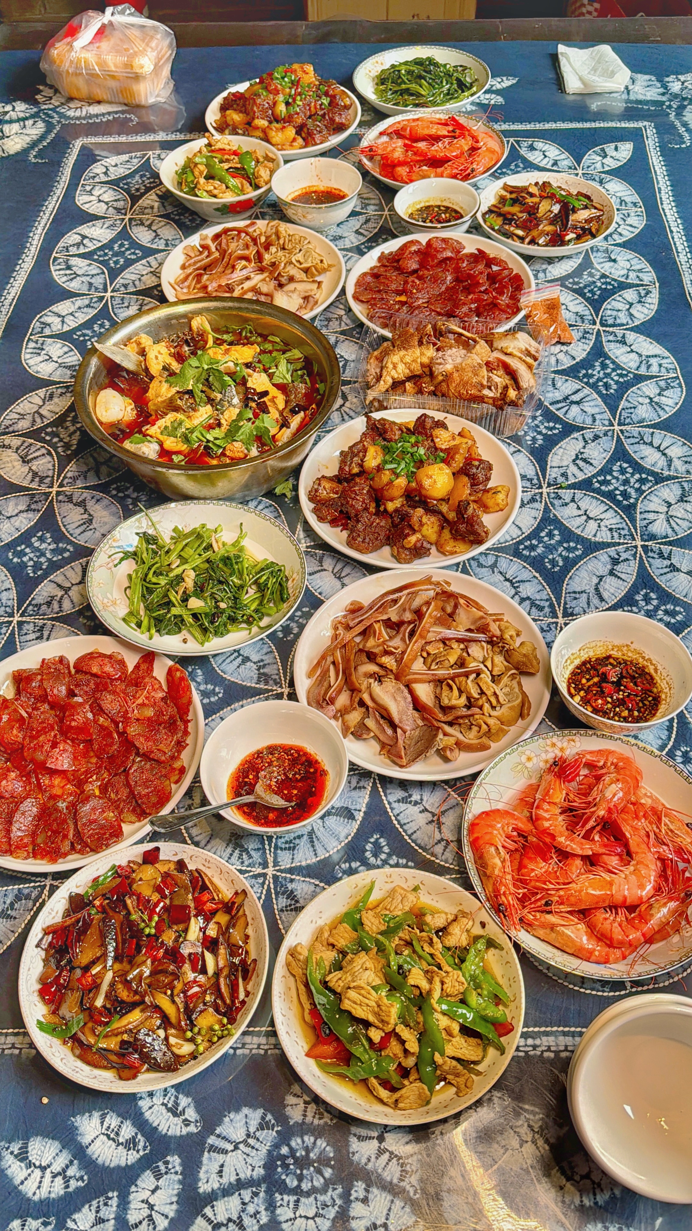 丽江客栈一桌菜，一院子客人，日子就该这么过。丽江客栈豆花民宿  ​​​